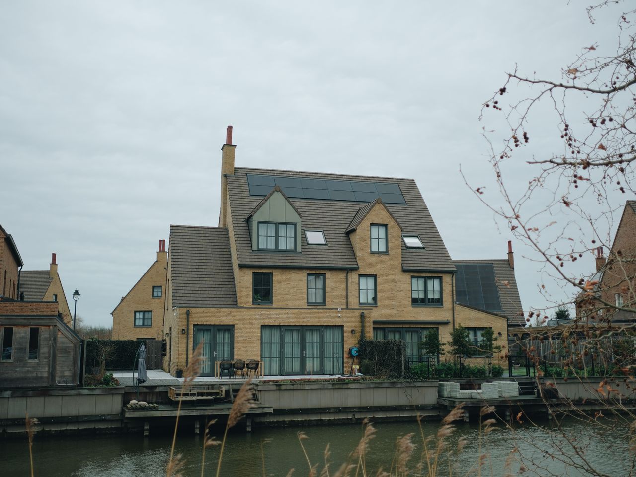 The Art of Drawing Readers In: Your attractive post title goes here A picturesque canal-side house in Hoofddorp, Holland showcasing modern architecture.