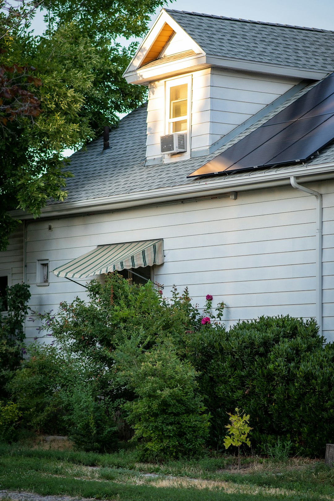 a-house-with-a-solar-panel-wrpy0obdzei